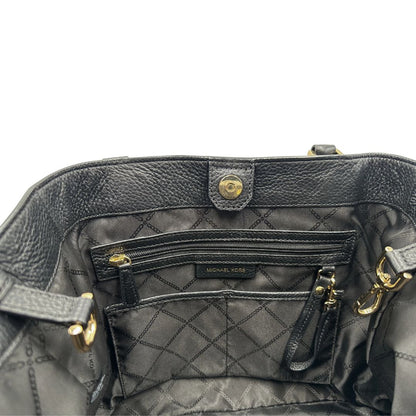 Interno, Borsa MK in pelle martellata nera con hardware dorato, spazioso e capiente. Puoi portarlo comodamente a tracolla o a mano.