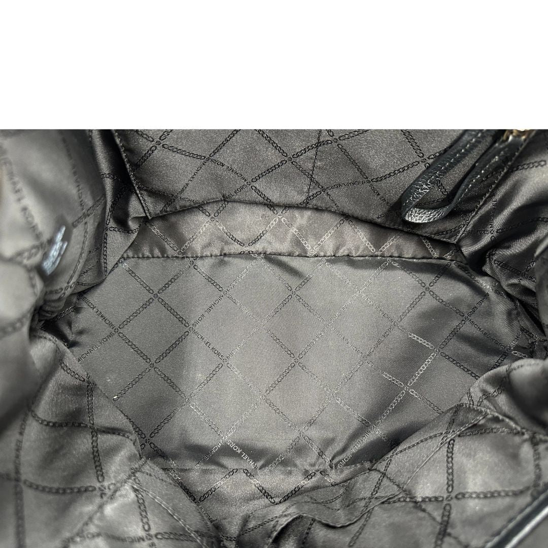 Interno, Borsa MK in pelle martellata nera con hardware dorato, spazioso e capiente. Puoi portarlo comodamente a tracolla o a mano.