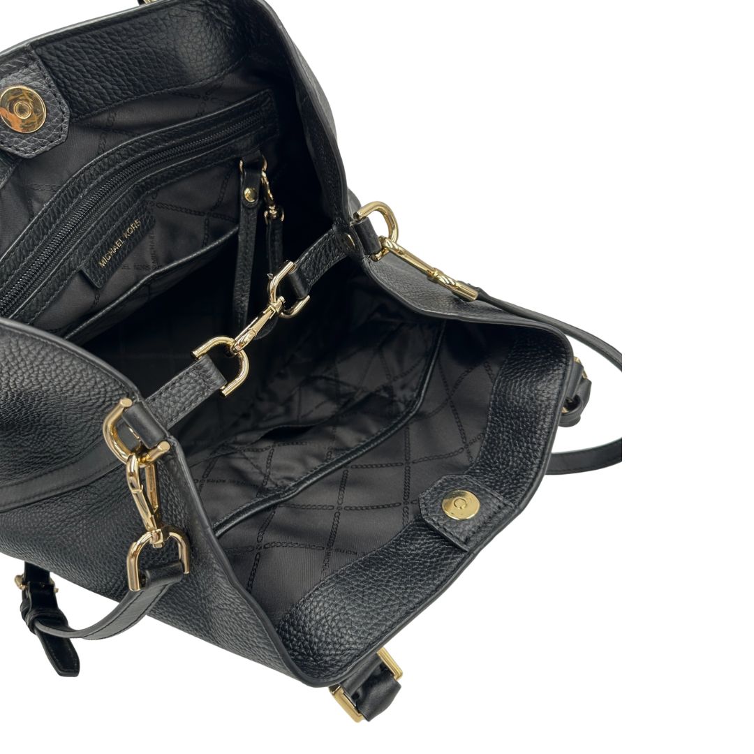 Chiusura, Borsa MK in pelle martellata nera con hardware dorato, spazioso e capiente. Puoi portarlo comodamente a tracolla o a mano.