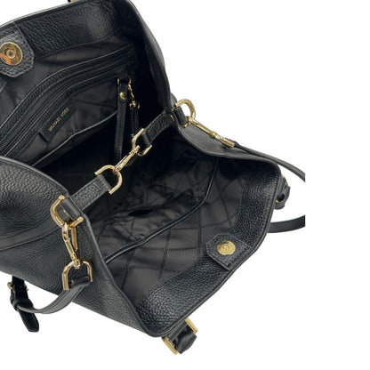 Chiusura, Borsa MK in pelle martellata nera con hardware dorato, spazioso e capiente. Puoi portarlo comodamente a tracolla o a mano.