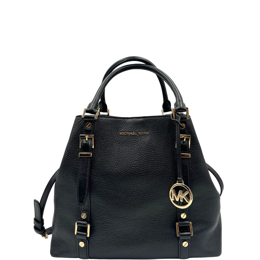 Front, Borsa MK in pelle martellata nera con hardware dorato, spazioso e capiente. Puoi portarlo comodamente a tracolla o a mano.