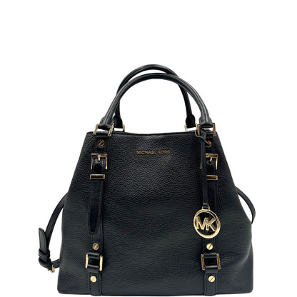 Front, Borsa MK in pelle martellata nera con hardware dorato, spazioso e capiente. Puoi portarlo comodamente a tracolla o a mano.