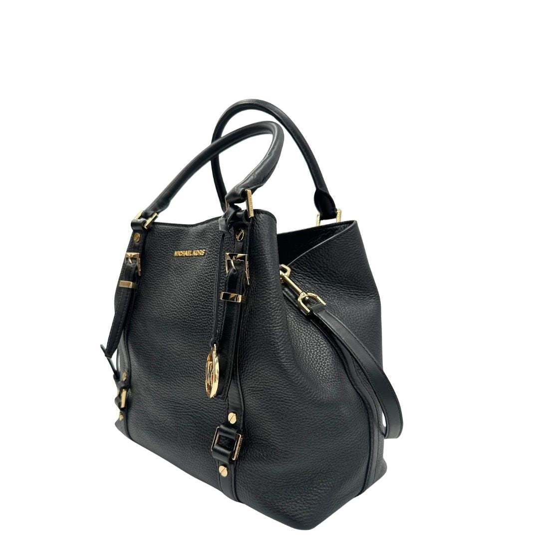 Laterale, Borsa MK in pelle martellata nera con hardware dorato, spazioso e capiente. Puoi portarlo comodamente a tracolla o a mano.