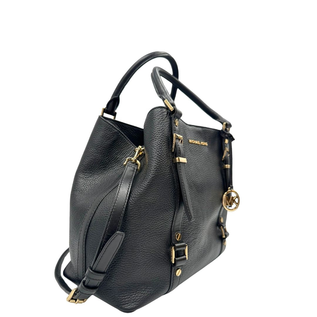 Laterale, Borsa MK in pelle martellata nera con hardware dorato, spazioso e capiente. Puoi portarlo comodamente a tracolla o a mano.