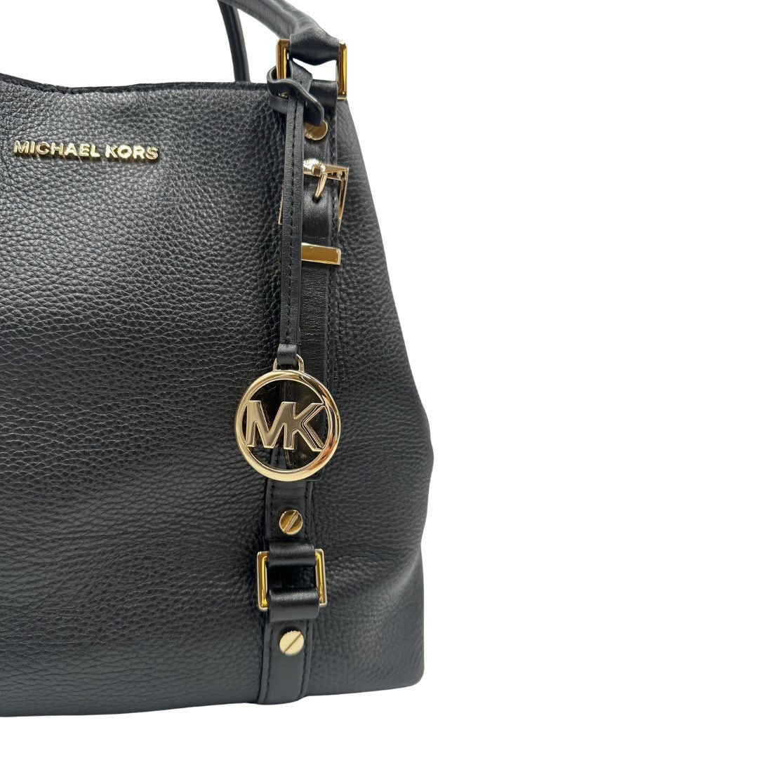 Borsa MK in pelle martellata nera con hardware dorato, spazioso e capiente. Puoi portarlo comodamente a tracolla o a mano.