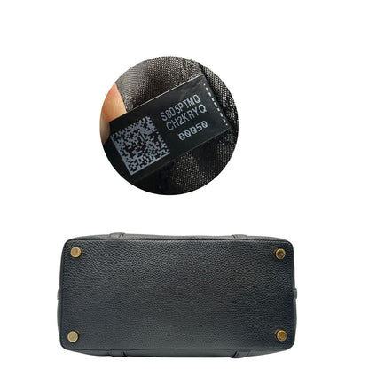 Base, Borsa MK in pelle martellata nera con hardware dorato, spazioso e capiente. Puoi portarlo comodamente a tracolla o a mano.