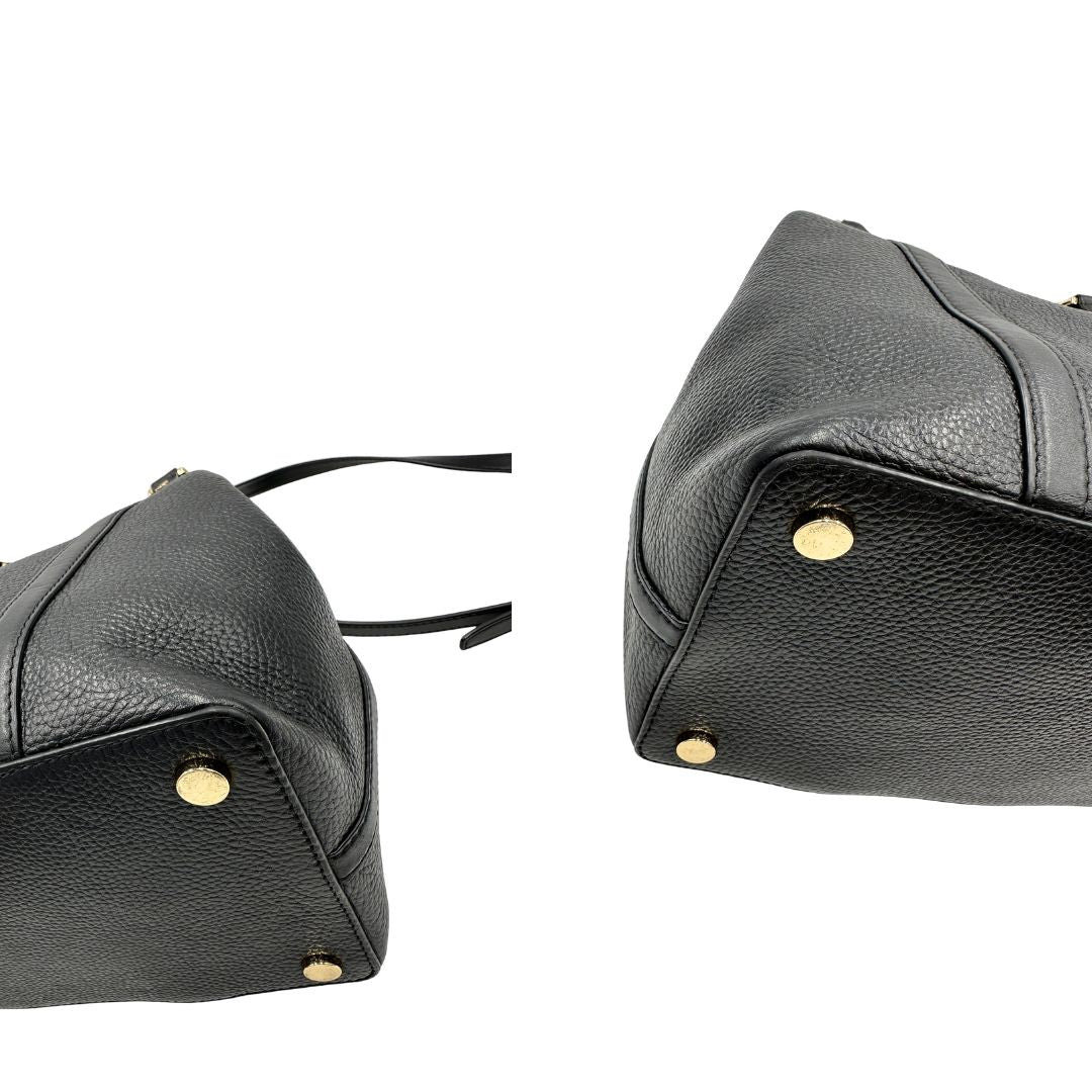Angoli, Borsa MK in pelle martellata nera con hardware dorato, spazioso e capiente. Puoi portarlo comodamente a tracolla o a mano.