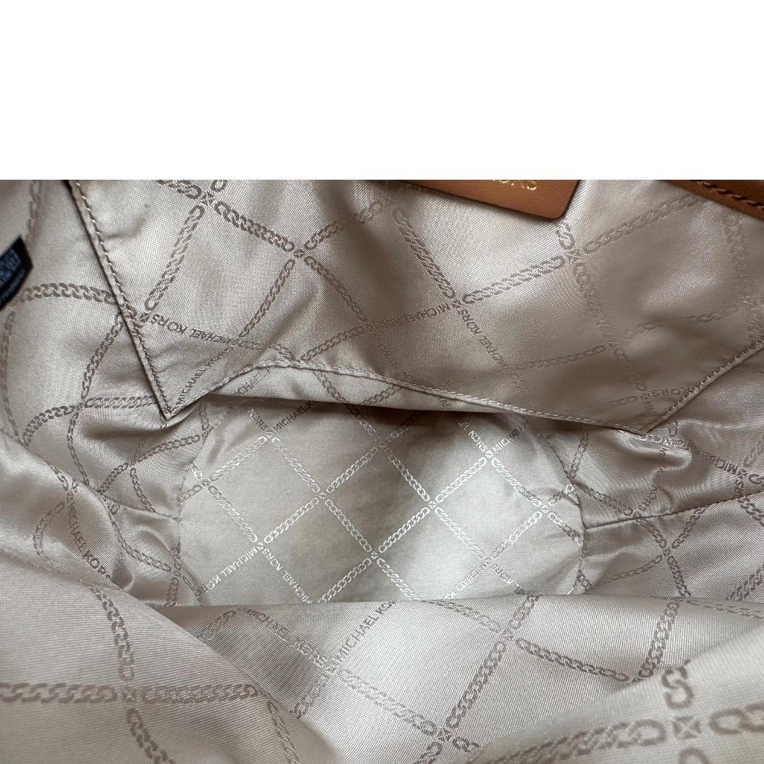 interno Secchiello MK in pelle martellata marrone con hardware dorato, di lusso, eccellenti condizioni. usato 