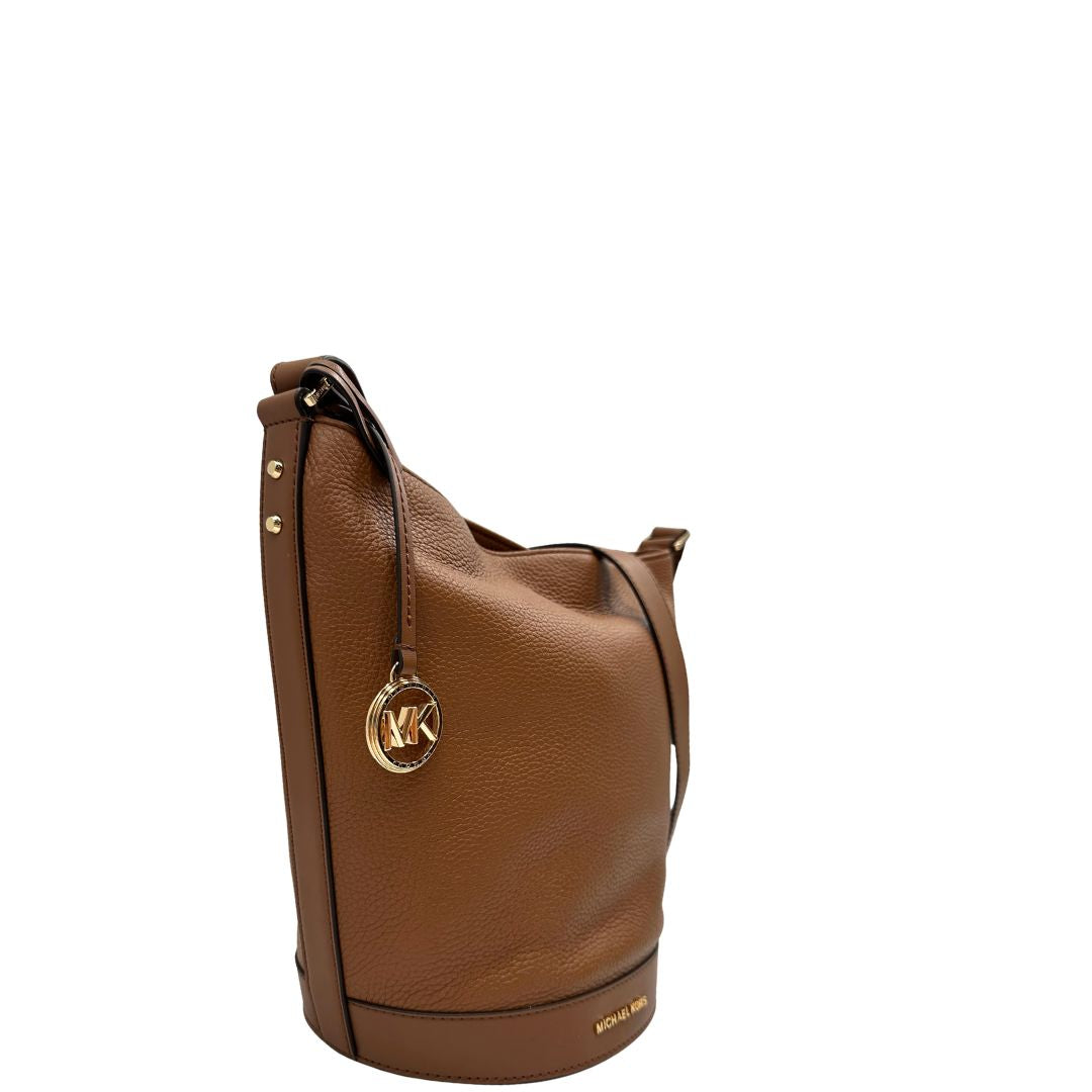 lato Secchiello MK in pelle martellata marrone con hardware dorato, di lusso, eccellenti condizioni. usato 