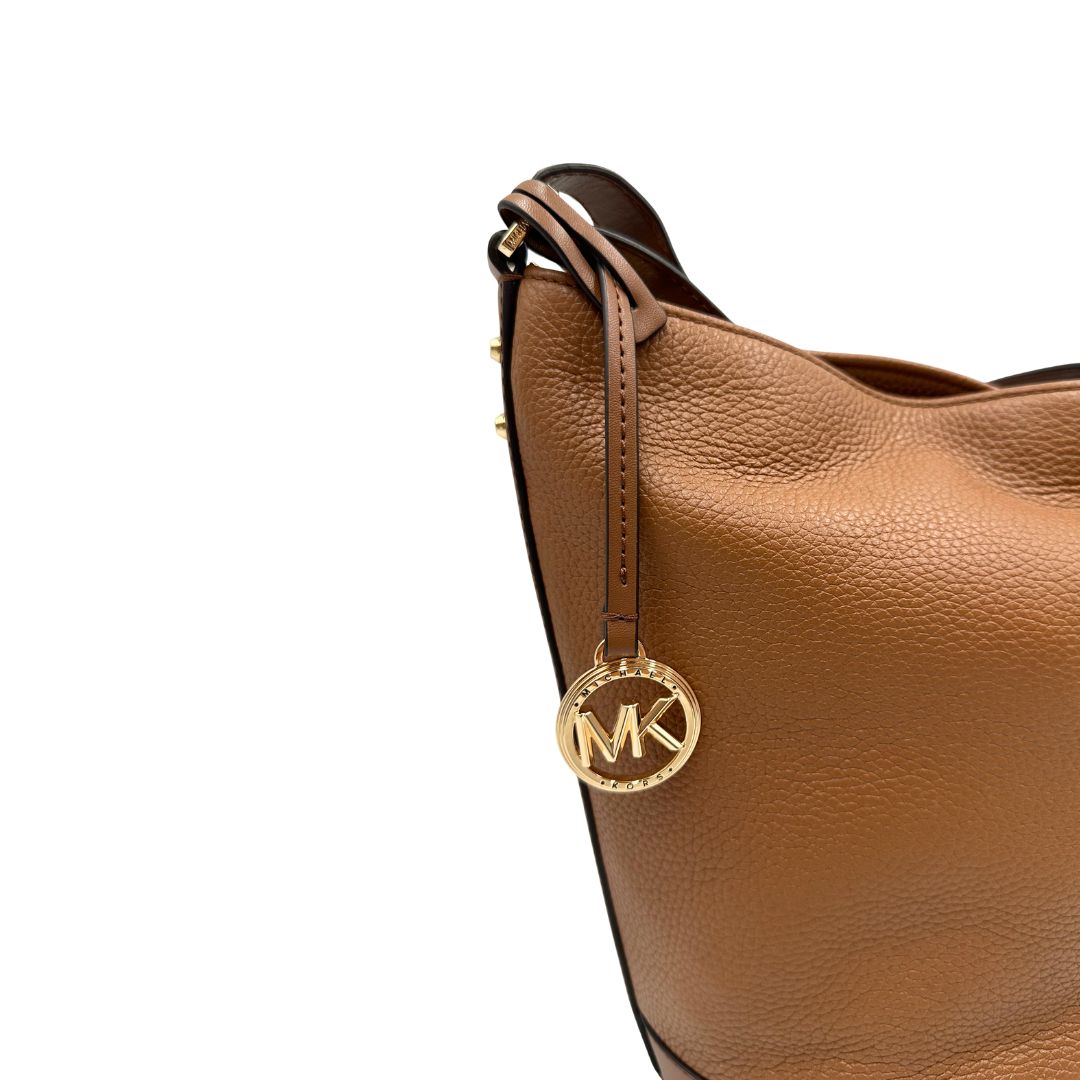 Secchiello MK in pelle martellata marrone con hardware dorato, di lusso, eccellenti condizioni. usato 