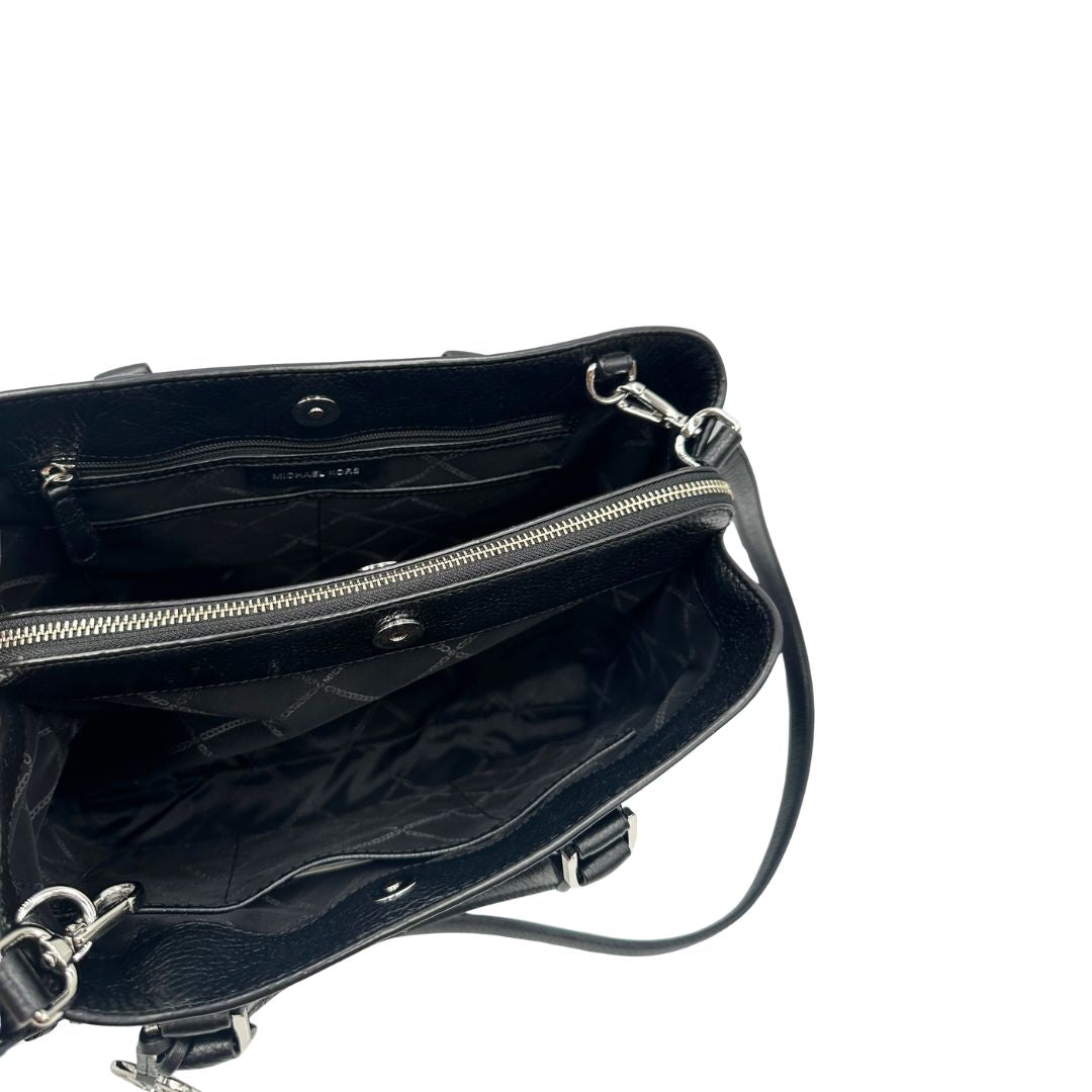 Tote Camille M.K. in pelle martellata nera e hardware argentato; puoi portarla a mano, a tracolla.