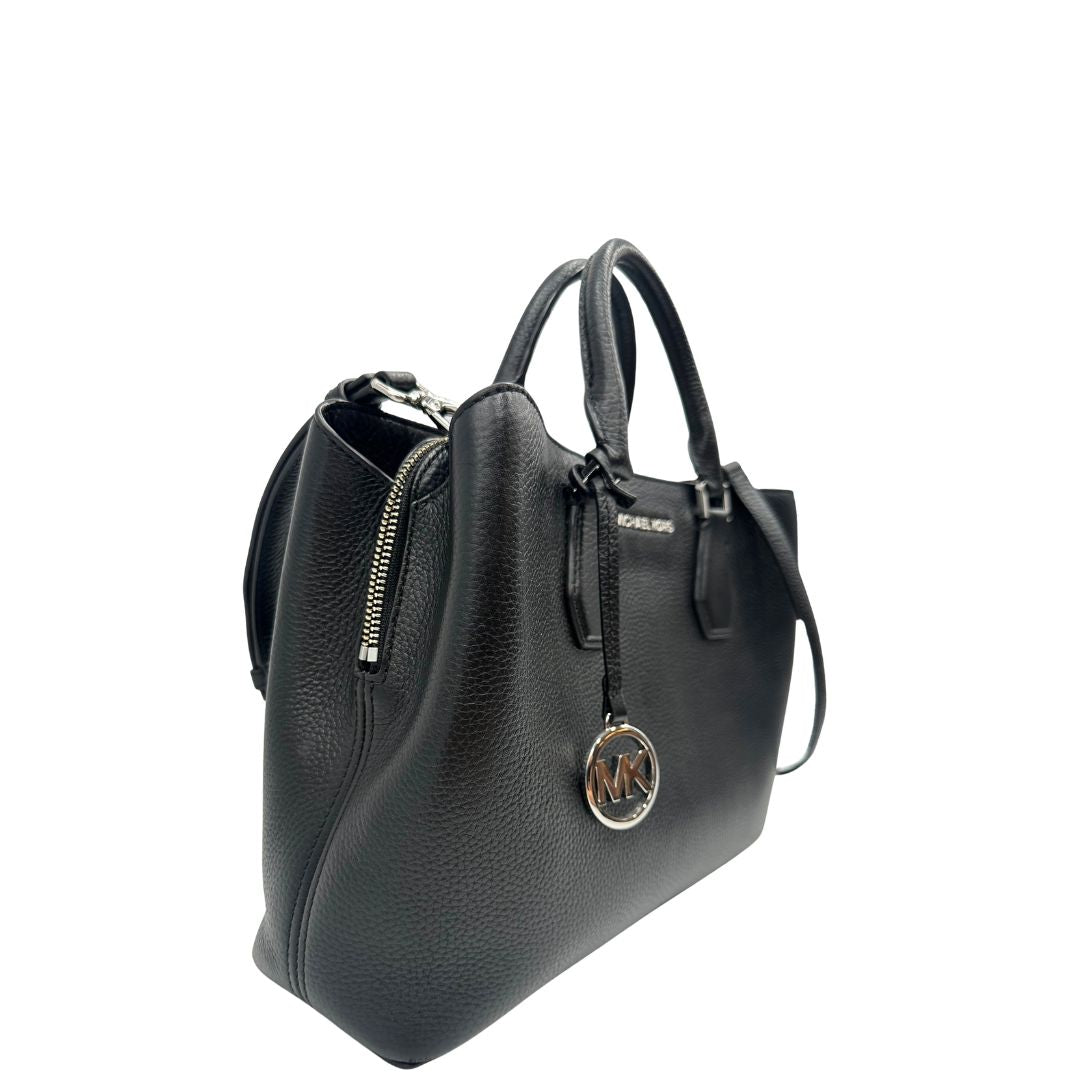 Laterale, Tote Camille M.K. in pelle martellata nera e hardware argentato; puoi portarla a mano, a tracolla.