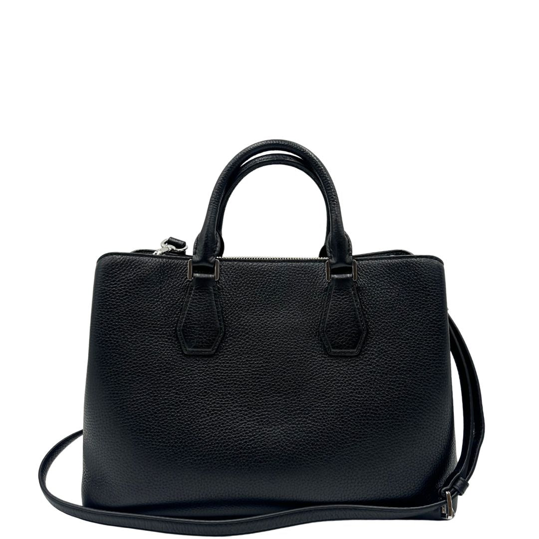 Retro, Tote Camille M.K. in pelle martellata nera e hardware argentato; puoi portarla a mano, a tracolla.