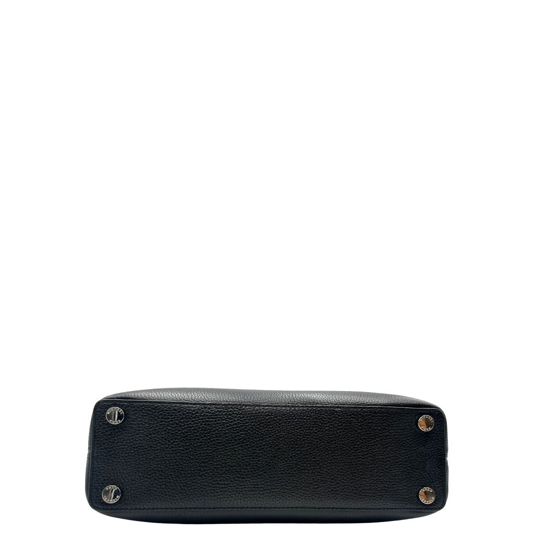 Base, Tote Camille M.K. in pelle martellata nera e hardware argentato; puoi portarla a mano, a tracolla.