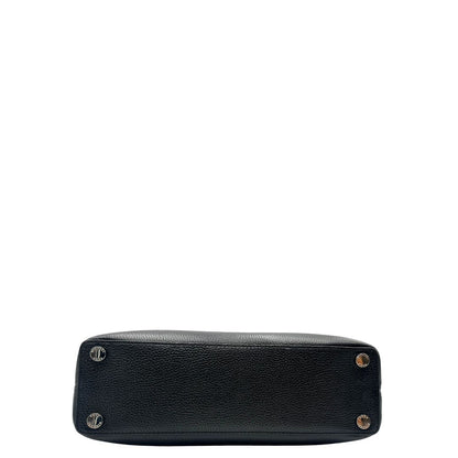 Base, Tote Camille M.K. in pelle martellata nera e hardware argentato; puoi portarla a mano, a tracolla.