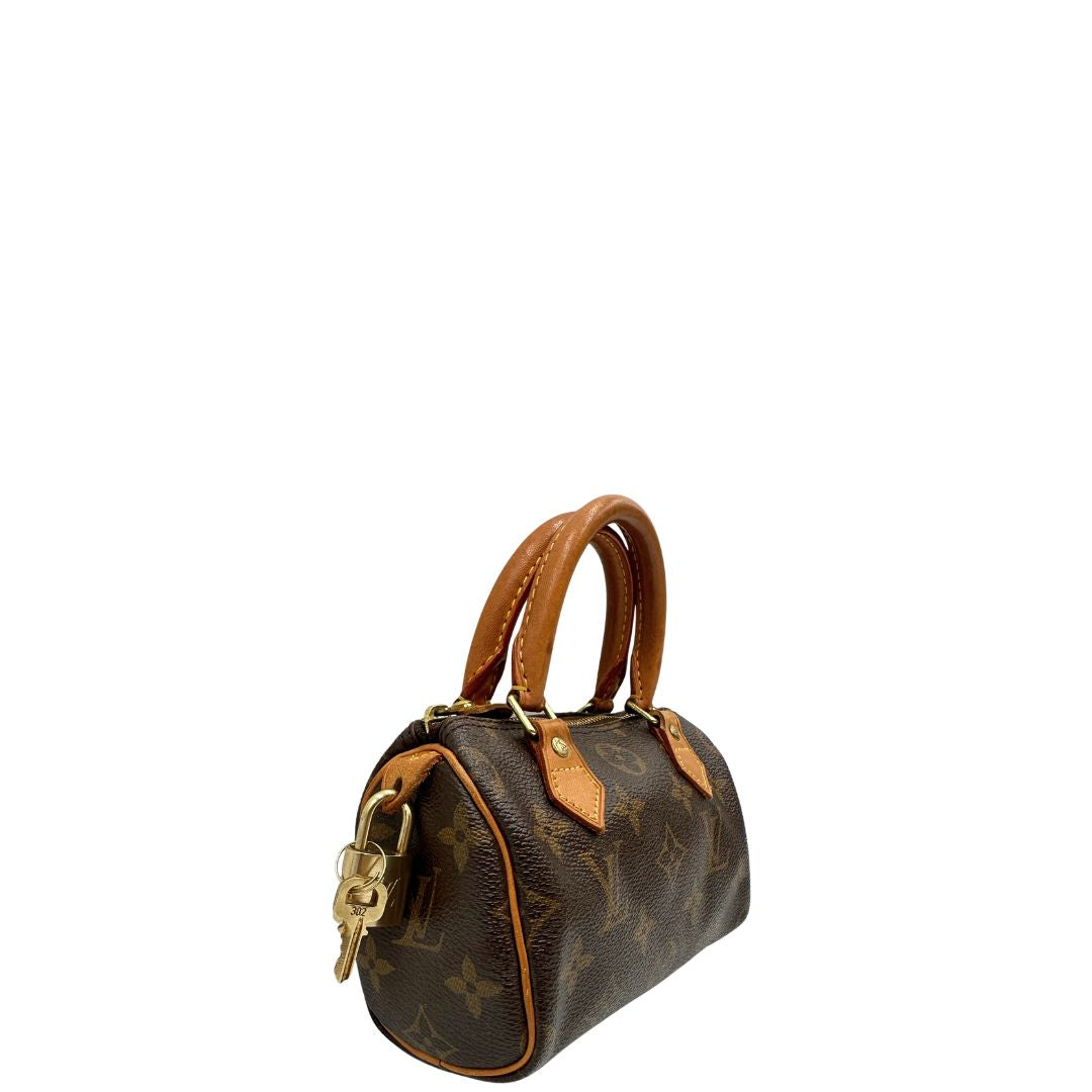 Laterale sinistro di uno Speedy Nano Louis Vuitton in canvas marrone monogram, usato, originale, second hand, in ottime condizioni.