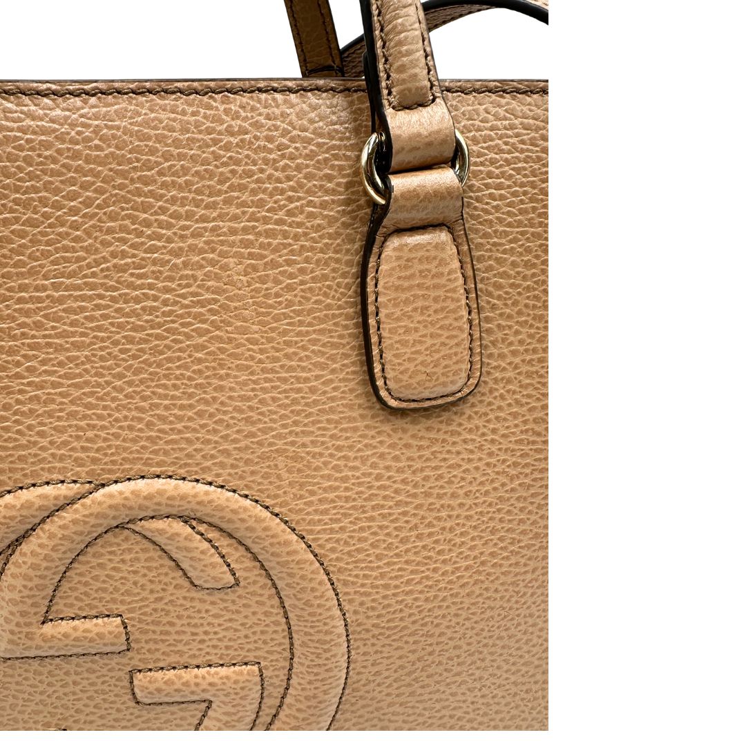  borsa Gucci realizzata in pelle martellata beige, caratterizzata dall’iconico logo Interlocking G impresso tono su tono sulla parte frontale, di lusso, originale, ottime condizioni, usata