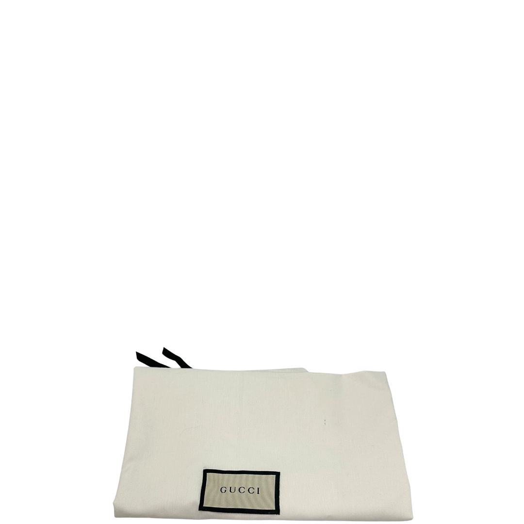  borsa Gucci realizzata in pelle martellata beige, caratterizzata dall’iconico logo Interlocking G impresso tono su tono sulla parte frontale, di lusso, originale, ottime condizioni, usata