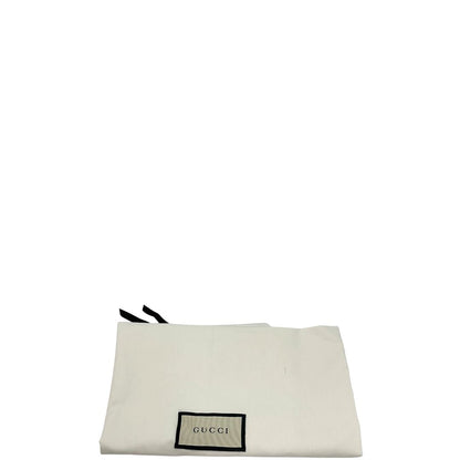  borsa Gucci realizzata in pelle martellata beige, caratterizzata dall’iconico logo Interlocking G impresso tono su tono sulla parte frontale, di lusso, originale, ottime condizioni, usata