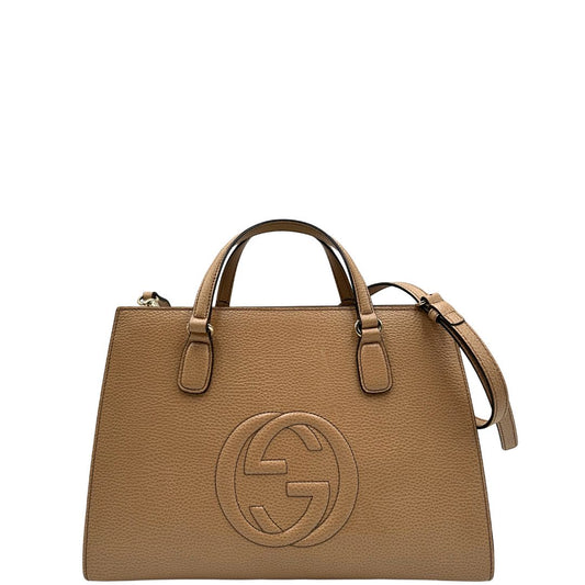 front  borsa Gucci realizzata in pelle martellata beige, caratterizzata dall’iconico logo Interlocking G impresso tono su tono sulla parte frontale, di lusso, originale, ottime condizioni, usata 