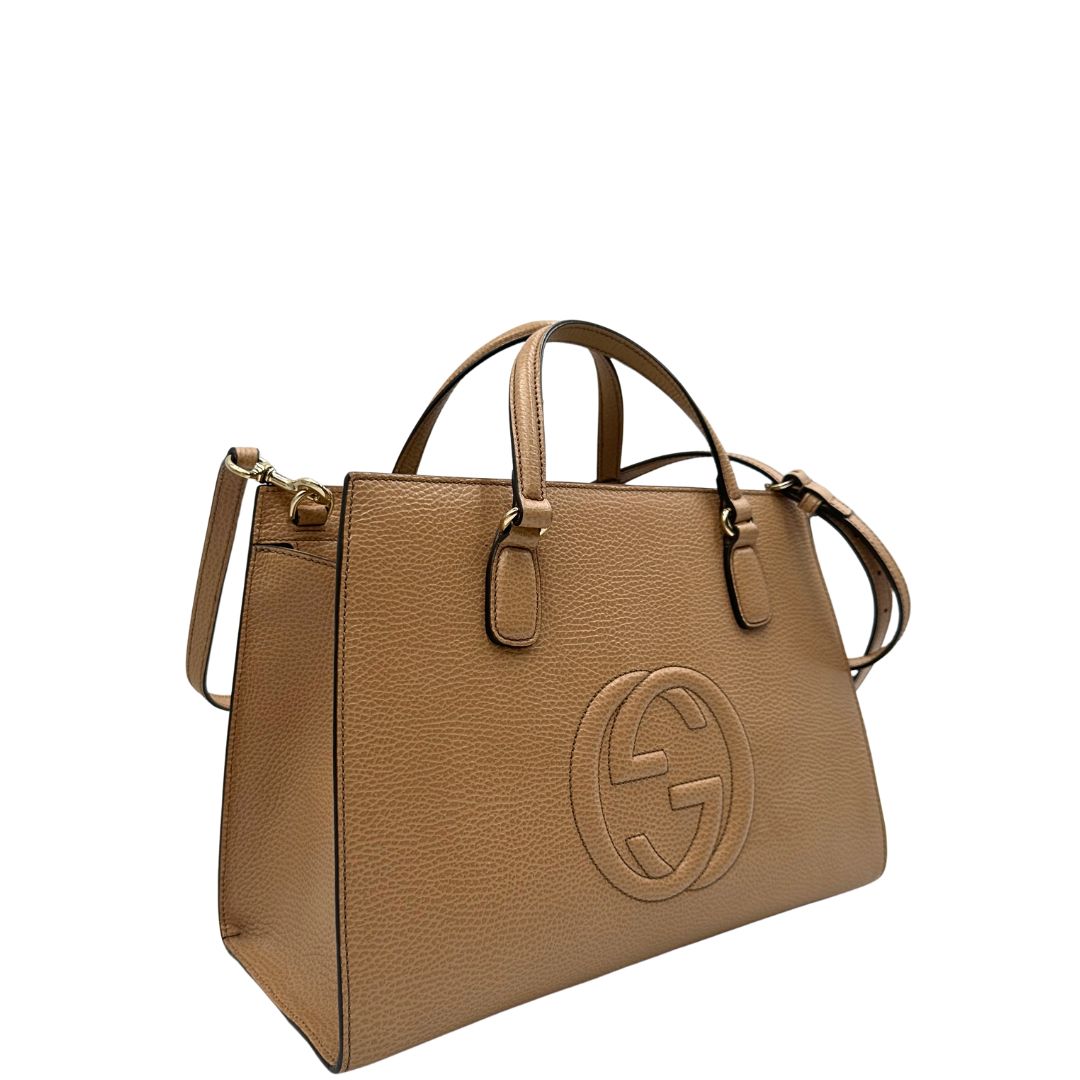 lato  borsa Gucci realizzata in pelle martellata beige, caratterizzata dall’iconico logo Interlocking G impresso tono su tono sulla parte frontale, di lusso, originale, ottime condizioni, usata