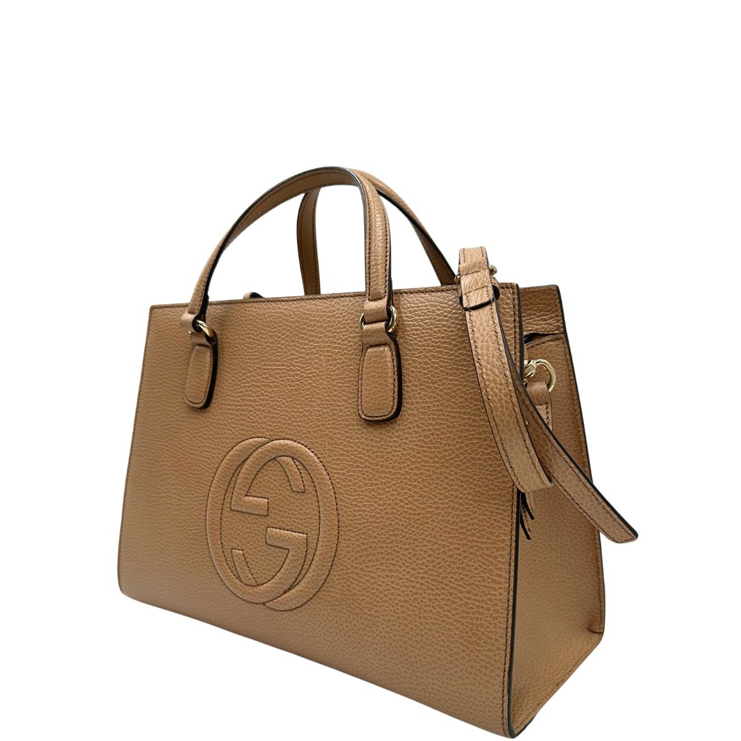  borsa Gucci realizzata in pelle martellata beige, caratterizzata dall’iconico logo Interlocking G impresso tono su tono sulla parte frontale, di lusso, originale, ottime condizioni, usata