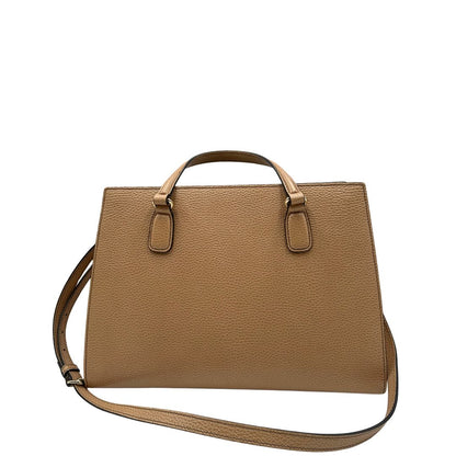  borsa Gucci realizzata in pelle martellata beige, caratterizzata dall’iconico logo Interlocking G impresso tono su tono sulla parte frontale, di lusso, originale, ottime condizioni, usata