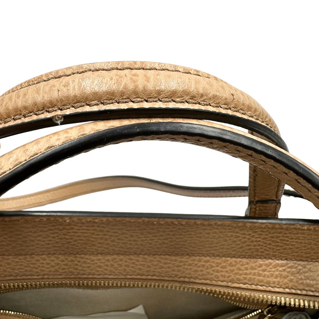  borsa Gucci realizzata in pelle martellata beige, caratterizzata dall’iconico logo Interlocking G impresso tono su tono sulla parte frontale, di lusso, originale, ottime condizioni, usata