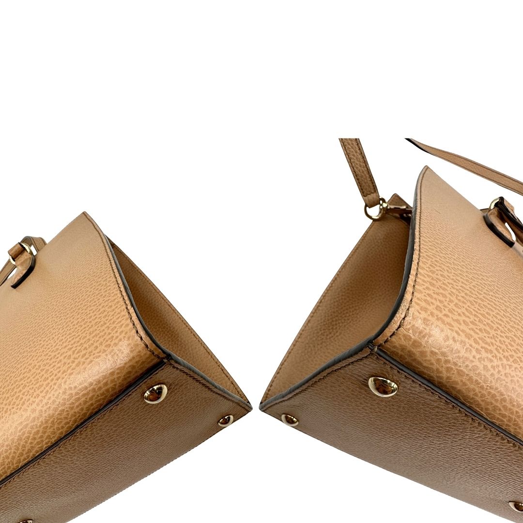  borsa Gucci realizzata in pelle martellata beige, caratterizzata dall’iconico logo Interlocking G impresso tono su tono sulla parte frontale, di lusso, originale, ottime condizioni, usata