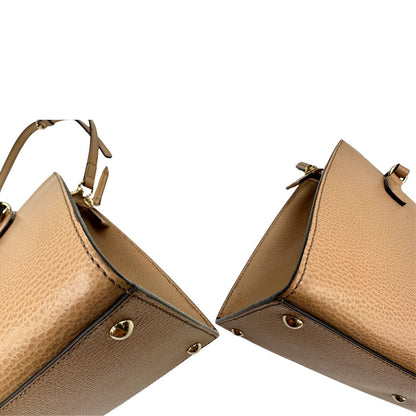  borsa Gucci realizzata in pelle martellata beige, caratterizzata dall’iconico logo Interlocking G impresso tono su tono sulla parte frontale, di lusso, originale, ottime condizioni, usata