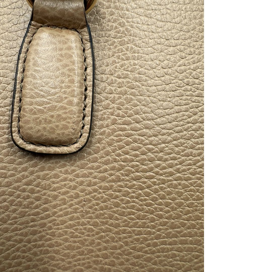  borsa Gucci realizzata in pelle martellata beige, caratterizzata dall’iconico logo Interlocking G impresso tono su tono sulla parte frontale, di lusso, originale, ottime condizioni, usata