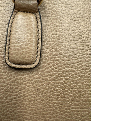  borsa Gucci realizzata in pelle martellata beige, caratterizzata dall’iconico logo Interlocking G impresso tono su tono sulla parte frontale, di lusso, originale, ottime condizioni, usata