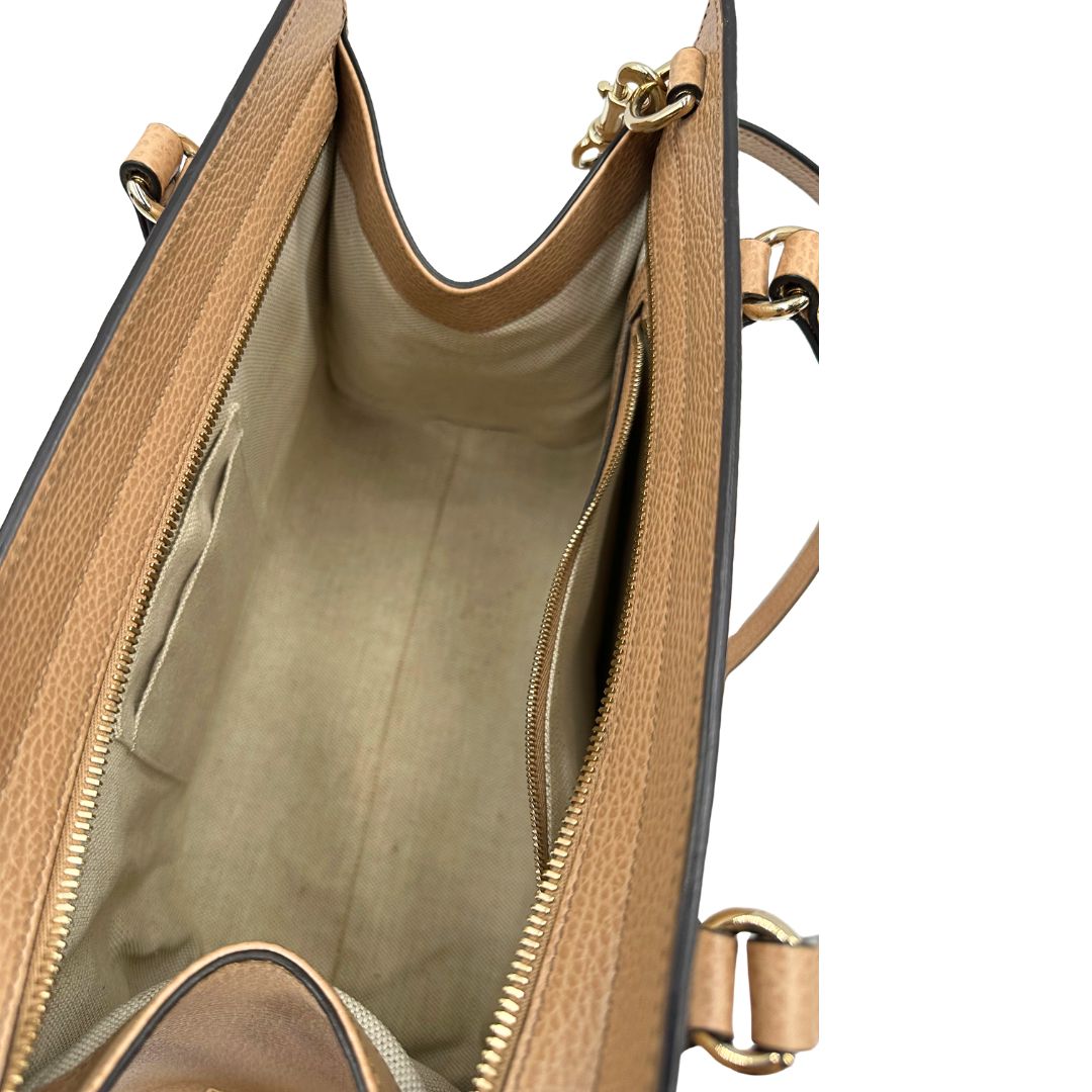  borsa Gucci realizzata in pelle martellata beige, caratterizzata dall’iconico logo Interlocking G impresso tono su tono sulla parte frontale, di lusso, originale, ottime condizioni, usata