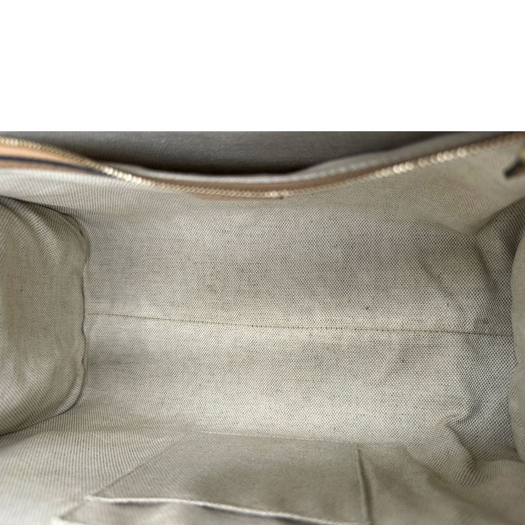  borsa Gucci realizzata in pelle martellata beige, caratterizzata dall’iconico logo Interlocking G impresso tono su tono sulla parte frontale, di lusso, originale, ottime condizioni, usata