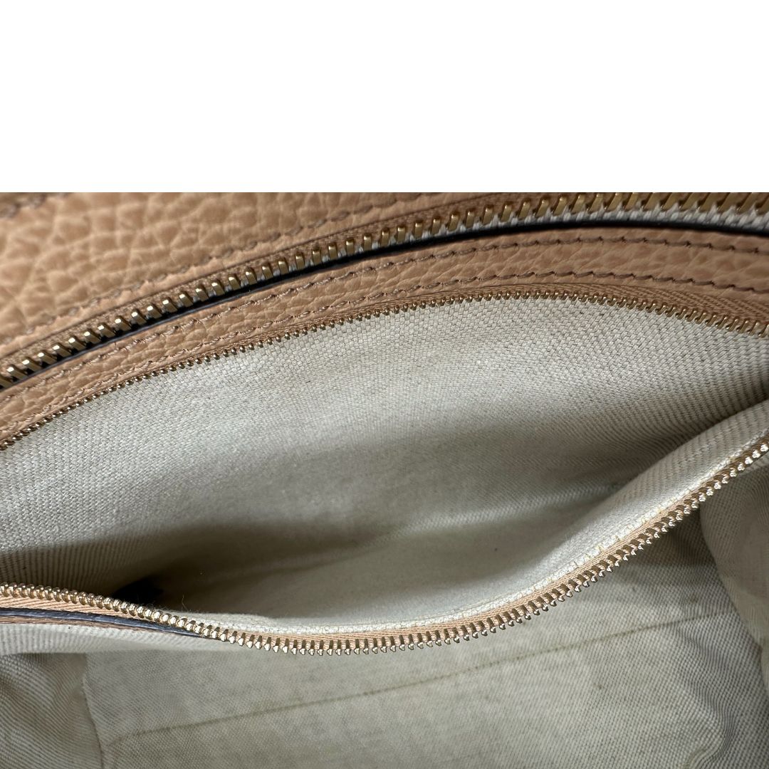  borsa Gucci realizzata in pelle martellata beige, caratterizzata dall’iconico logo Interlocking G impresso tono su tono sulla parte frontale, di lusso, originale, ottime condizioni, usata