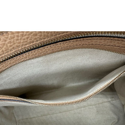  borsa Gucci realizzata in pelle martellata beige, caratterizzata dall’iconico logo Interlocking G impresso tono su tono sulla parte frontale, di lusso, originale, ottime condizioni, usata