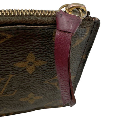 Difetto sulla zip dell'accessorio estraibile di una tracolla Louis Vuitton in canvas marrone monogram ed amaranto, con parti metalliche dorate. Munita di una tracolla in catena amovibile, usata, originale, second hand, in ottime condizioni.