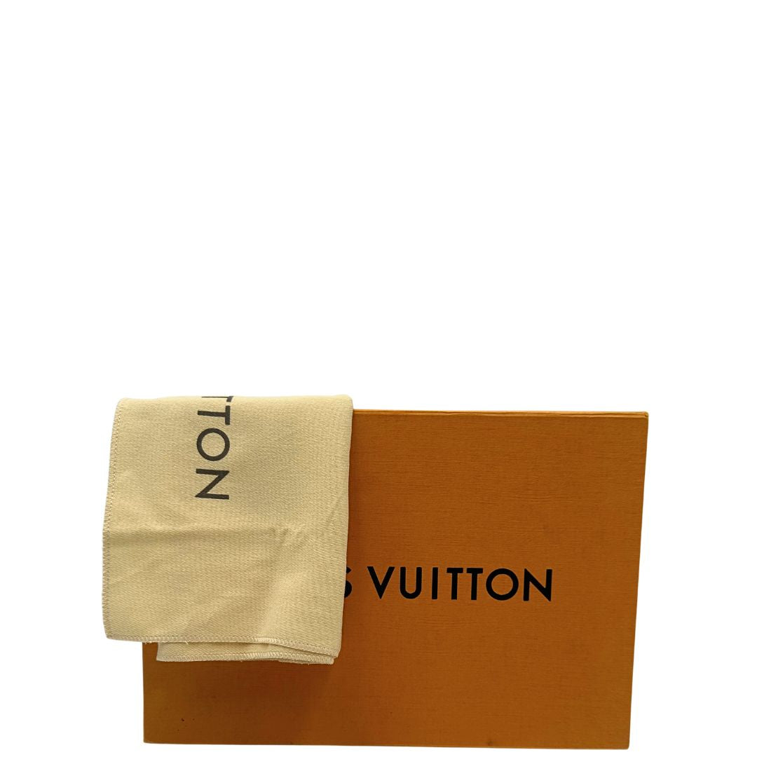 Scatola e dustbag di una tracolla Louis Vuitton in canvas marrone monogram ed amaranto, con parti metalliche dorate. Munita di una tracolla in catena amovibile, ma non regolabile e di accessori estraibili portamonete e portacarte, usata, originale, second hand, in ottime condizioni.