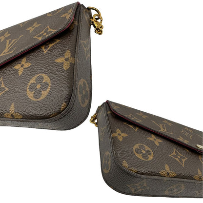 Angoli di una tracolla Louis Vuitton in canvas marrone monogram ed amaranto, con parti metalliche dorate. Munita di una tracolla in catena amovibile, ma non regolabile e di accessori estraibili portamonete e portacarte, usata, originale, second hand, in ottime condizioni.
