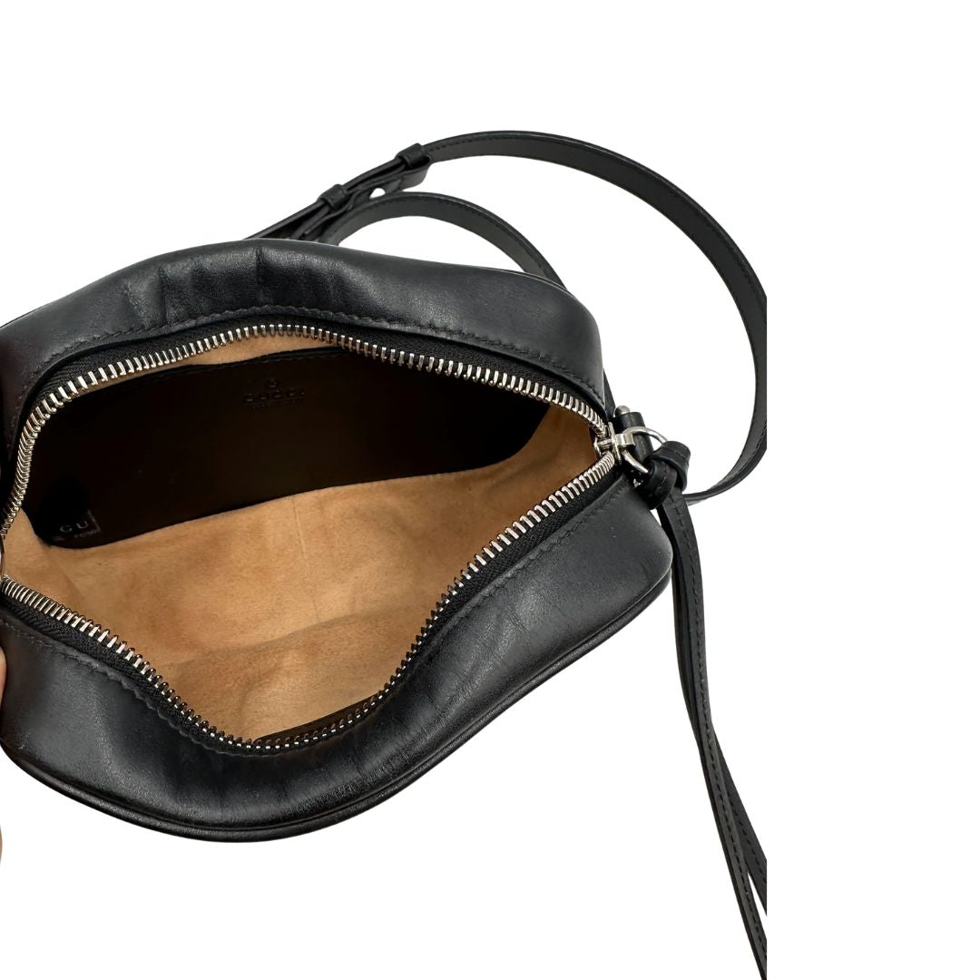 Interno, Mini bag Gucci Marmont in pelle nera nella misura piccola, con hardware argentato, indossabile a tracolla. Originale, usata, di lusso, in ottime condizioni.