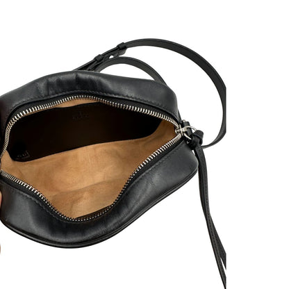 Interno, Mini bag Gucci Marmont in pelle nera nella misura piccola, con hardware argentato, indossabile a tracolla. Originale, usata, di lusso, in ottime condizioni.