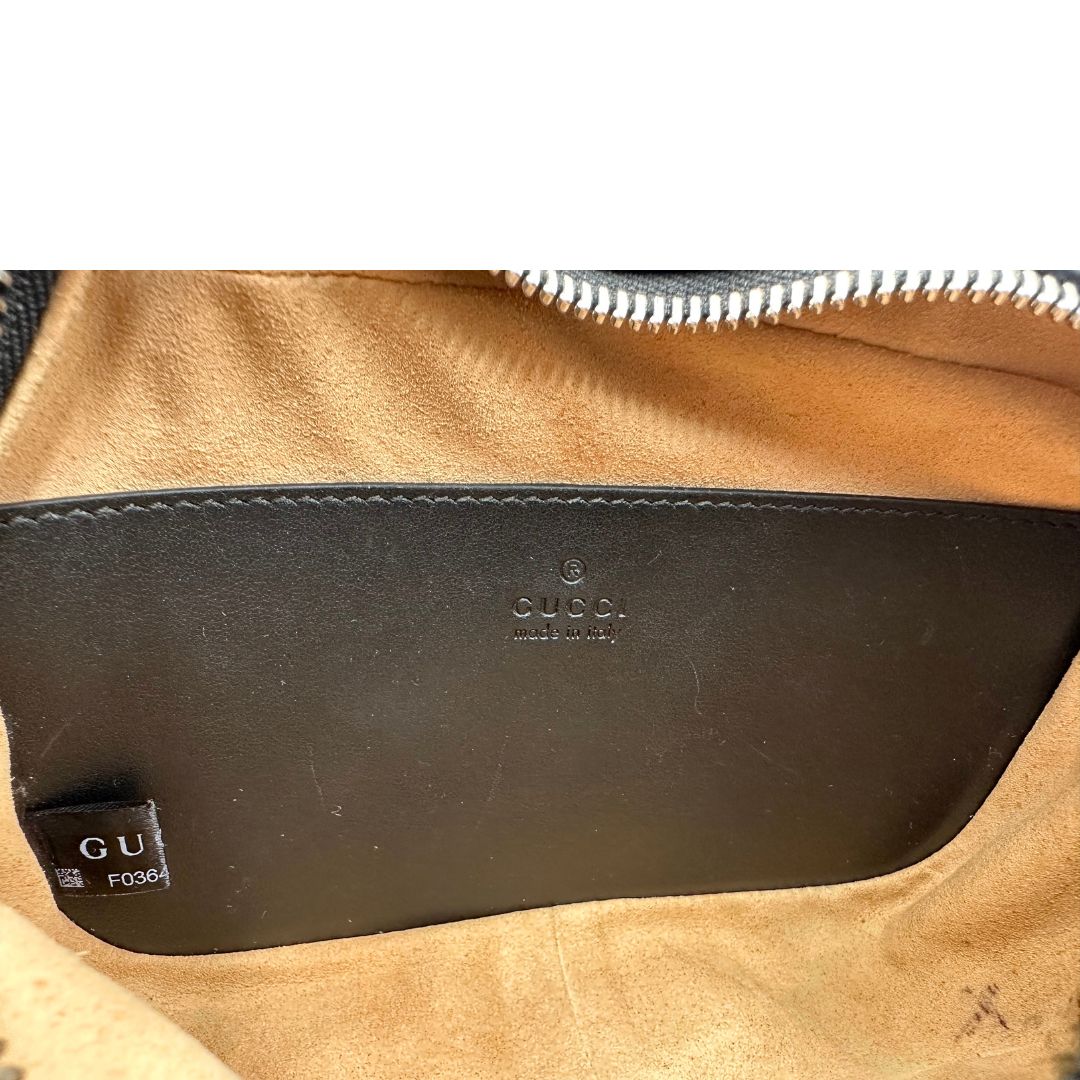Interno, Mini bag Gucci Marmont in pelle nera nella misura piccola, con hardware argentato, indossabile a tracolla. Originale, usata, di lusso, in ottime condizioni.
