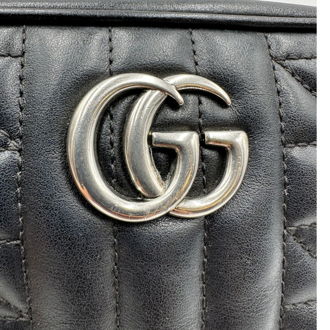  Mini bag Gucci Marmont in pelle nera nella misura piccola, con hardware argentato, indossabile a tracolla. Originale, usata, di lusso, in ottime condizioni.