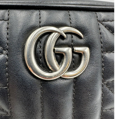  Mini bag Gucci Marmont in pelle nera nella misura piccola, con hardware argentato, indossabile a tracolla. Originale, usata, di lusso, in ottime condizioni.