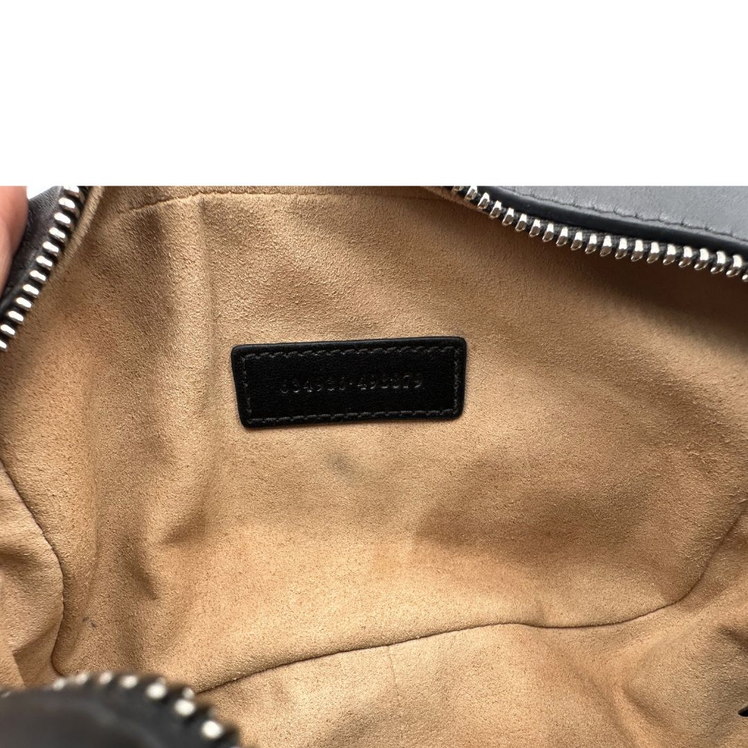 Interno, Mini bag Gucci Marmont in pelle nera nella misura piccola, con hardware argentato, indossabile a tracolla. Originale, usata, di lusso, in ottime condizioni.