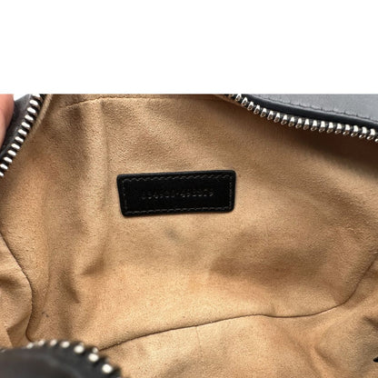 Interno, Mini bag Gucci Marmont in pelle nera nella misura piccola, con hardware argentato, indossabile a tracolla. Originale, usata, di lusso, in ottime condizioni.