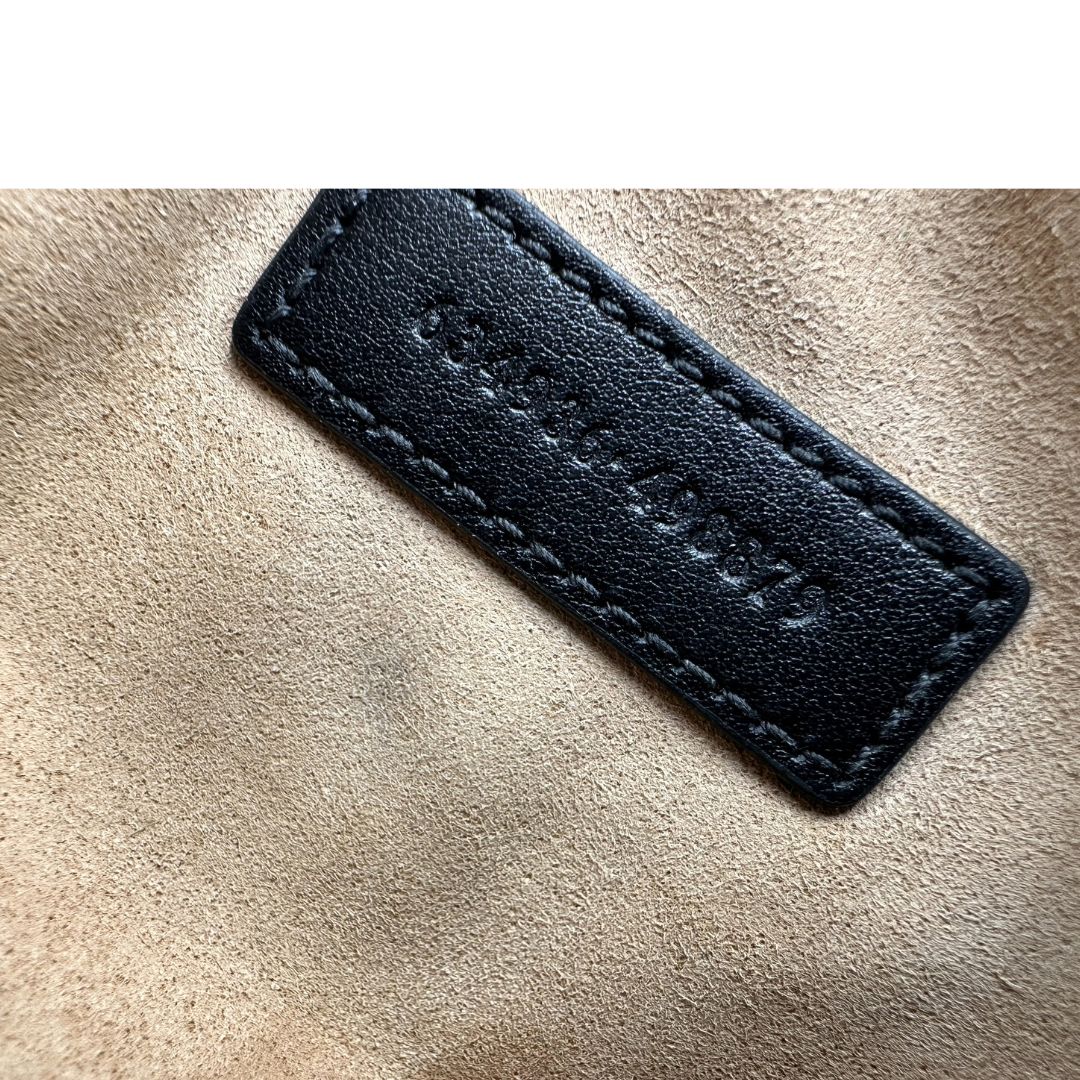 Codice, Mini bag Gucci Marmont in pelle nera nella misura piccola, con hardware argentato, indossabile a tracolla. Originale, usata, di lusso, in ottime condizioni.