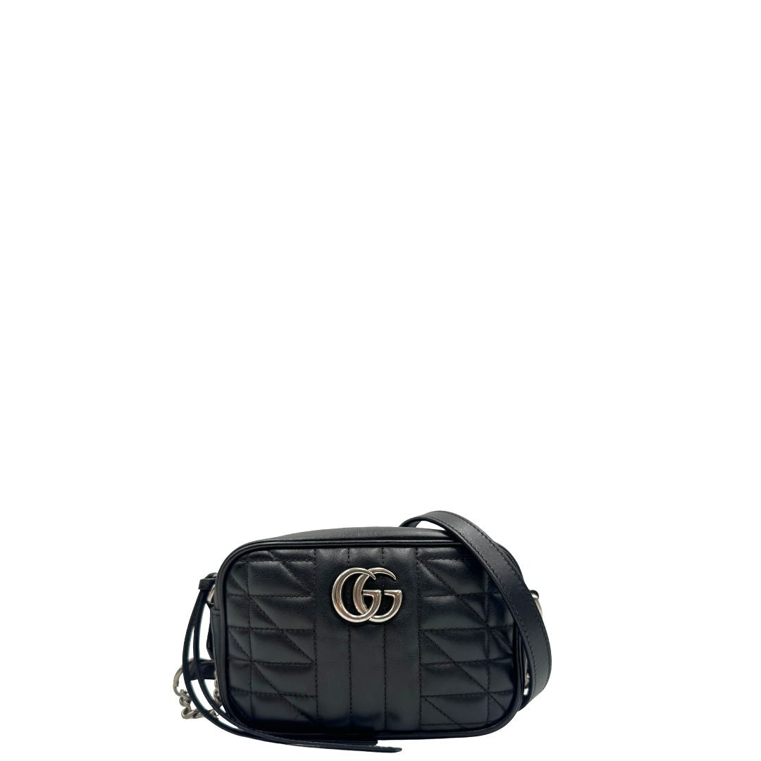 Front, Mini bag Gucci Marmont in pelle nera nella misura piccola, con hardware argentato, indossabile a tracolla. Originale, usata, di lusso, in ottime condizioni.