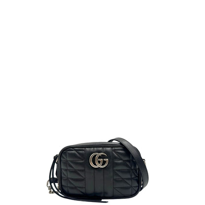 Front, Mini bag Gucci Marmont in pelle nera nella misura piccola, con hardware argentato, indossabile a tracolla. Originale, usata, di lusso, in ottime condizioni.