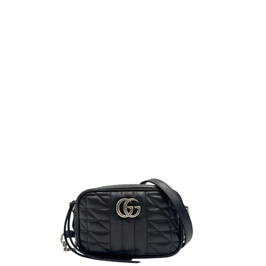 Front, Mini bag Gucci Marmont in pelle nera nella misura piccola, con hardware argentato, indossabile a tracolla. Originale, usata, di lusso, in ottime condizioni.